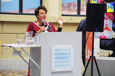 909289 Afbeelding van burgemeester Sharon Dijksma tijdens haar toespraak bij de opening van de tentoonstelling Gekomen ...